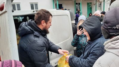 Волонтери з Миколаєва та Херсона роздали гумдопомогу жителям села, що розташоване на лінії вогню Волонтери з Миколаєва та Херсона роздали гумдопомогу жителям села, що розташоване на лінії вогню