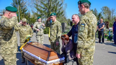 Чекали тіло два роки: у Черкасах в останню путь провели загиблого прикордонника Чекали тіло два роки: у Черкасах в останню путь провели загиблого прикордонника
