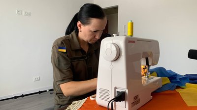 У Тернополі нацгвардійка шиє українські прапори У Тернополі нацгвардійка шиє українські прапори