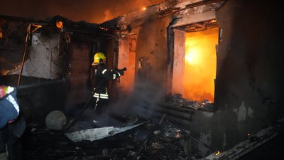 Масована атака БпЛА на Одеський район: пошкоджено ліцей і склади енергокомпанії, двоє травмованих Масована атака БпЛА на Одеський район: пошкоджено ліцей і склади енергокомпанії, двоє травмованих