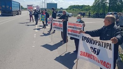 На Житомирщині протестувальники з Черняхівщини, які вимагають розпаювання земель, перекрили трасу На Житомирщині протестувальники з Черняхівщини, які вимагають розпаювання земель, перекрили трасу