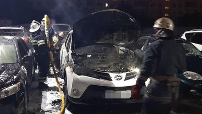 На автостоянці у Харкові згоріли шість автівок