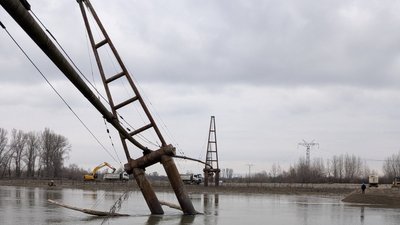 Опора газопроду, яку підмило через паводок, техніка аварійних служб