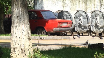 Автівка припаркована біля смітників заважала комунальникам вивозити сміття. Автівка припаркована біля смітників заважала комунальникам вивозити сміття.