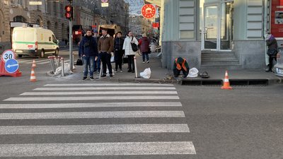 На місці аварії за участі Зайцевої та Дронова у Харкові встановлюють стовпчики для безпеки пішоходів На місці аварії за участі Зайцевої та Дронова у Харкові встановлюють стовпчики для безпеки пішоходів