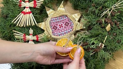 "До різдвяного вінка обов’язково додаю елементи українського стилю", – житомирська майстриня Вікторія Ярошенко "До різдвяного вінка обов’язково додаю елементи українського стилю", – житомирська майстриня Вікторія Ярошенко