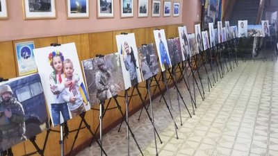 У Житомирі покажуть фотовиставку зі світлинами батьків і дітей загиблих героїв У Житомирі покажуть фотовиставку зі світлинами батьків і дітей загиблих героїв