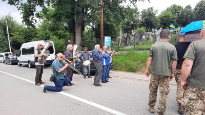 У Ворохті люди ставали на коліна, прощаючись з військовим Юрієм Саманюком У Ворохті люди ставали на коліна, прощаючись з військовим Юрієм Саманюком