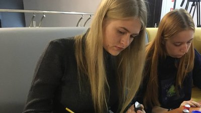Малювали свої страхи. У сумському молодіжному центрі "Романтика" організували заняття з арттерапії Малювали свої страхи. У сумському молодіжному центрі "Романтика" організували заняття з арттерапії