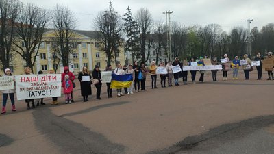 На хмельницькому Майдані Незалежності зібрали містяни на акцію "За демобілізацію військовослужбовців після 18 місяців служби", 12 листопада 2023, Хмельницький На хмельницькому Майдані Незалежності зібрали містяни на акцію "За демобілізацію військовослужбовців після 18 місяців служби", 12 листопада 2023, Хмельницький