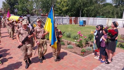 "Не йди, синочку, не йди". У Сумах попрощалися із захисником Олександром Мамасуєвим