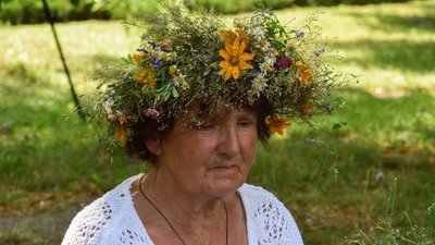 Плетуть вінки та танцюють: у Черкасах почали святкувати Івана Купала Плетуть вінки та танцюють: у Черкасах почали святкувати Івана Купала