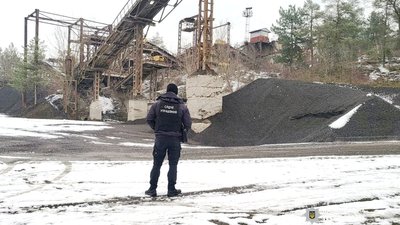 Незаконно добували граніт: на Вінниччині судитимуть посадовця