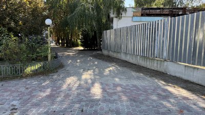 У Полтаві активісти прибрали частину паркану біля колишнього кінотеатру Котляревського
