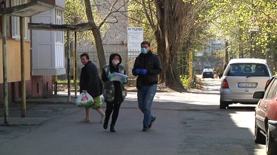 Соціальні працівники у Житомирі доставляють провіант малозабезпеченим людям Соціальні працівники у Житомирі доставляють провіант малозабезпеченим людям