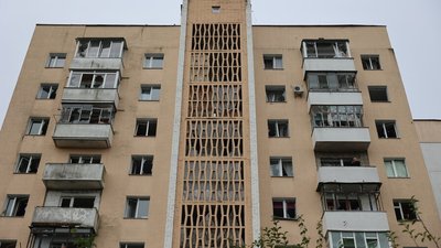 Пошкоджений будинок внаслідок обстрілів
