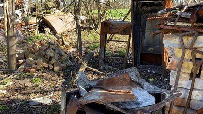Новий будинок зводять благодійники жителю Чернігівщини, чия оселя згоріла за кілька годин до деокупації села Новий будинок зводять благодійники жителю Чернігівщини, чия оселя згоріла за кілька годин до деокупації села
