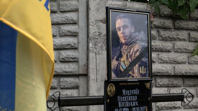 Матір танкіста, який стримував наступ росіян на Чернігів, знайшла місце його загибелі Матір танкіста, який стримував наступ росіян на Чернігів, знайшла місце його загибелі