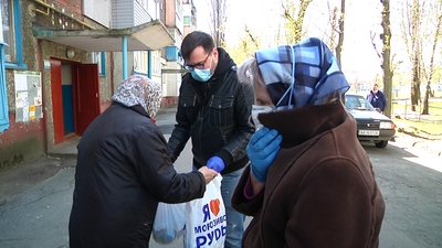 Соціальні працівники у Житомирі доставляють провіант малозабезпеченим людям Соціальні працівники у Житомирі доставляють провіант малозабезпеченим людям
