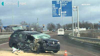 Біля Рівного легковик влетів у трактор