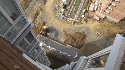 На Кармелюка 4/2, невдовзі завершать роботу з укріплення схилу. Фото: Суспільне Поділля На Кармелюка 4/2, невдовзі завершать роботу з укріплення схилу. Фото: Суспільне Поділля