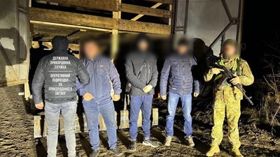 На Одещині намагались довезти двох чоловіків до кордону в причепі для тварин