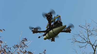 FPV-дрон летить у небі, Херсон