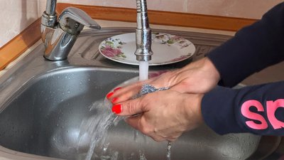 Кран з водою