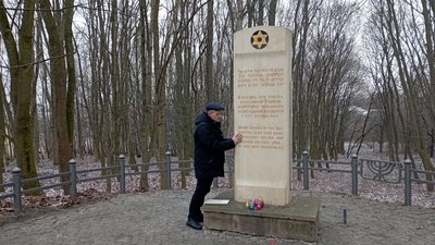 Поклали квіти й каміння: на Тернопільщині вшанували пам'ять жертв Голокосту Поклали квіти й каміння: на Тернопільщині вшанували пам'ять жертв Голокосту