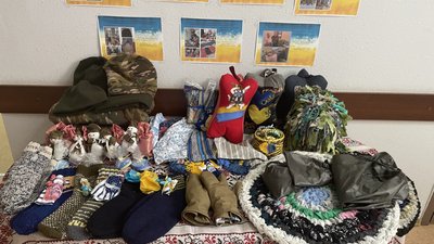"Бабусі для ЗСУ": у соціальних центрах Дніпра допомагають ЗСУ "Бабусі для ЗСУ": у соціальних центрах Дніпра допомагають ЗСУ