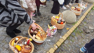 4 тисячі великодніх кошиків освятили біля греко-католицького собору в Ужгороді