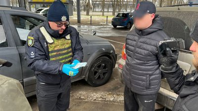 Поліцейський під час затримання підозрюваного