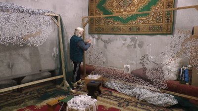 У підвалі парафіяльно-гарнізонного храму волонтери плетуть сітки У підвалі парафіяльно-гарнізонного храму волонтери плетуть сітки