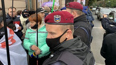 Мітинги під Радою. Протестувальники намагалися прорватися через поліцейський кордон
