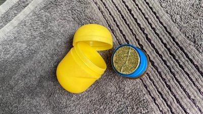 На кордоні з Польщею у капсулі від шоколадного яйця знайшли марихуану