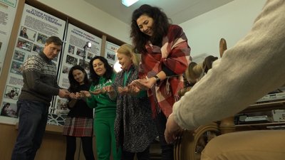 Працівники Суспільне Житомир долучилися до прядіння конопляної "Нитки єдності" Працівники Суспільне Житомир долучилися до прядіння конопляної "Нитки єдності"