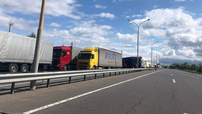 Близько 350 вантажівок стоять у черзі до КПП "Тиса" на Закарпатті