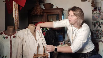 Марія Маладика демонструє вишиті сорочки Марія Маладика демонструє вишиті сорочки