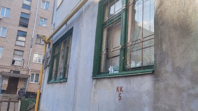 Розбиті вікна багатоповерхівки в центрі Чернігова після обстрілу Розбиті вікна багатоповерхівки в центрі Чернігова після обстрілу