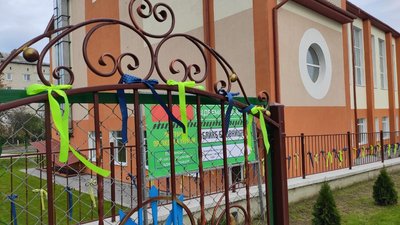 Косять траву і фарбують бордюри: у школі на Волині готуються до приїзду Зеленського Косять траву і фарбують бордюри: у школі на Волині готуються до приїзду Зеленського
