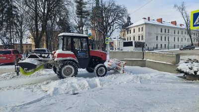 Снігоприбиральна техніка на вулицях Львова, 8 січня 2024. Снігоприбиральна техніка на вулицях Львова, 8 січня 2024.