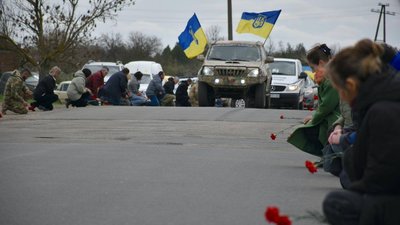 На Снігурівщині Миколаївської області провели в останню путь воїна Сергія Мудрого На Снігурівщині Миколаївської області провели в останню путь воїна Сергія Мудрого
