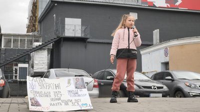 "Співаю для тата та воїнів ЗСУ". У Сумах дівчинка збирає кошти для підрозділу батька