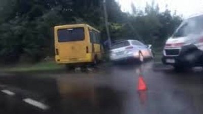 На Львівщині зіткнулися маршрутка та авто: двох людей госпіталізували