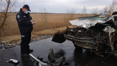 Між Шосткою та селом Клишки на Сумщині в аварії загинули дві людини Між Шосткою та селом Клишки на Сумщині в аварії загинули дві людини