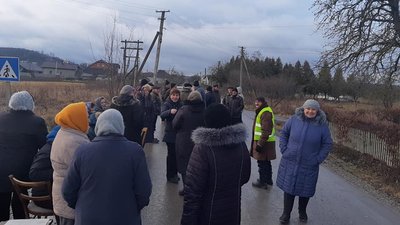 На Прикарпатті жителі Стриганців тиждень блокують дорогу. Влада не реагує