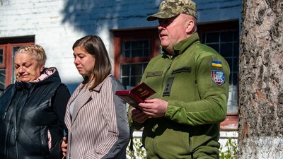 У Полтаві рідним загиблого воїна Андрія Пархоменка вручили орден У Полтаві рідним загиблого воїна Андрія Пархоменка вручили орден