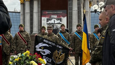 У Києві на Майдані попрощалися з командиром морпіхів Максимом Токаревим У Києві на Майдані попрощалися з командиром морпіхів Максимом Токаревим