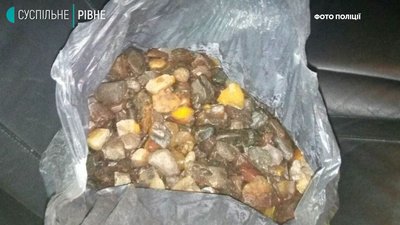 На Рівненщині поліцейські вилучили з авто 9 кг бурштину