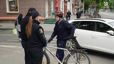 У тиждень безпеки дорожнього руху поліцейські в Тернополі інструктували містян-велосипедистів